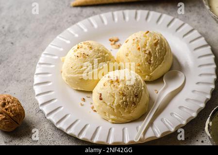 Eiscreme in Eiern mit Nüssen. Hochwertiges Foto Stockfoto