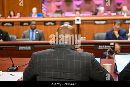 Albany, New York, USA. 15. Februar 2023. ERIC ADAMS, Bürgermeister von New York City, sagt während einer gemeinsamen Anhörung zum Gesetzesentwurf über die Kommunalverwaltung am Mittwoch, den 15. Februar 2023, in Albany, New York, aus. (Kreditbild: © Hans Pennink/ZUMA Press Wire) NUR REDAKTIONELLE VERWENDUNG! Nicht für den kommerziellen GEBRAUCH! Stockfoto