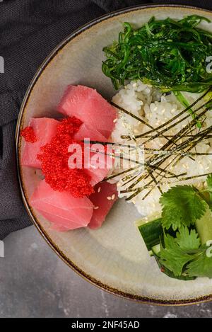 Schüssel mit Thunfisch und Avocado. Hochwertiges Foto Stockfoto