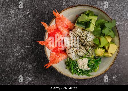 Schüssel mit Garnelen und Bohnen. Hochwertiges Foto Stockfoto