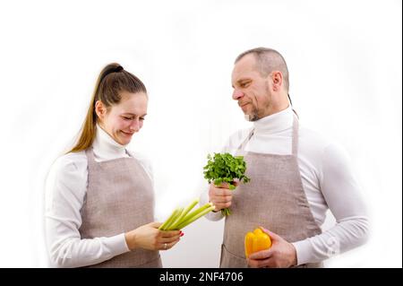 Banner für Lebensmittelgeschäft Werbung Gemüse Obst zwei lächelnde Menschen in Schürzen kauften großartige Produkte Freude Komfort Lebensmittel Home Delivery Plakatwerbung Postkartenwerbung Platz für Text Stockfoto