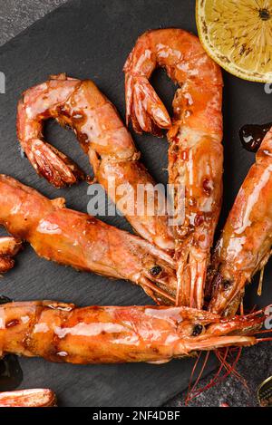 Langoustinen mit Zitrone auf einer Tafel. Hochwertiges Foto Stockfoto