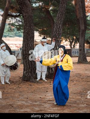 Eine Szene aus einem traditionellen koreanischen Stück mit „The Woman“ im Hohoe Folk Village in Andong, Südkorea. Stockfoto