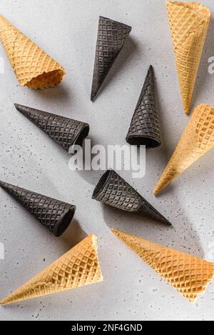 Waffelkonus für Eis im Hintergrund. Hochwertiges Foto Stockfoto