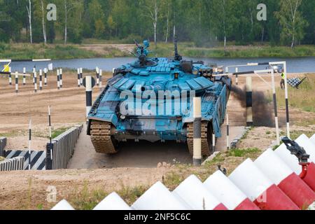 ALABINO, RUSSLAND - 19. AUGUST 2022: Panzer T-72B3 des Teams der Republik Abchasien fällt in den Graben. Fragment des Panzer-Biathlon. Internation Stockfoto