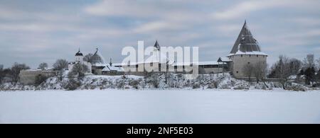 Panorama der alten Festung Staraya Ladoga an einem düsteren Dezember-Tag. Region Leningrad, Russland Stockfoto