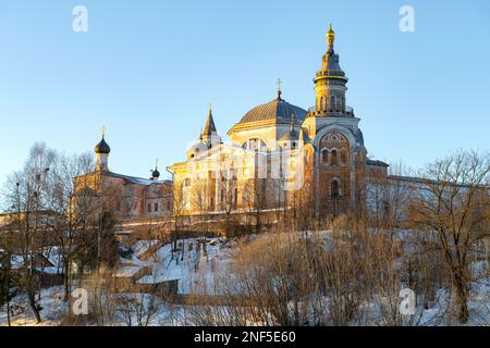 Kathedrale der Heiligen Boris und Gleb (1785-1796) im antiken Kloster Borisoglebsky an einem sonnigen Vormittag im Januar. Torzhok. Tver Region, Russland Stockfoto