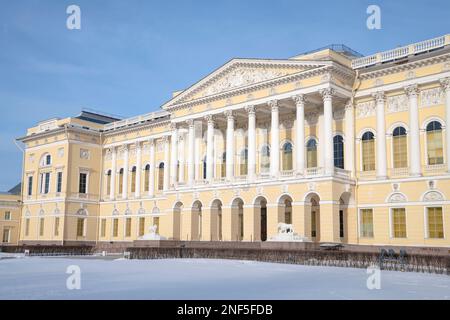 ST. PETERSBURG, RUSSLAND - 09. FEBRUAR 2023: Im Hauptgebäude des Russischen Museums an einem sonnigen Februar-Tag Stockfoto