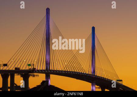 New Gerald Desmond Bridge, mit Blick nach Westen, in der Dämmerung im Hafen von Long Beach, Kalifornien. Stockfoto