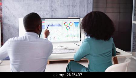 African American Data Analyst mit Data Analytics KPI Dashboard Stockfoto