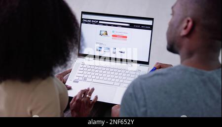 Ein Junges Paar Kauft Online Auf Einem Laptop Auf Dem Sofa Ein Stockfoto