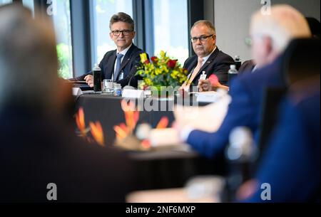 17. Februar 2023, Malaysia, Kuala Lumpur: Harald Norman Goldberg (l-r), Vorstandsvorsitzender von Tesa SE, Und Arnulf Christa, Vorstandsvorsitzender der Bauer Spezialtiefbau GmbH, nimmt zusammen mit anderen Mitgliedern der Unternehmensdelegation, die mit ihnen reisen, an einem Runden Tisch Teil, der vom deutschen Präsidenten Frank-Walter Steinmeier (r) mit Vertretern der deutschen und malaysischen Wirtschaftsgemeinschaft ausgerichtet wird. Bundespräsident Steinmeier und seine Frau besuchen die Länder Kambodscha und Malaysia auf einer fünftägigen Reise nach Südostasien. Foto: Bernd von Jutrczenka/dpa Stockfoto