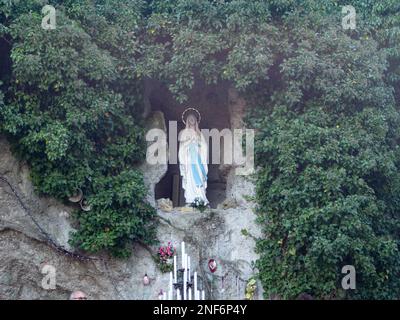 Sperongia Morfasso, Italien - 12. februar 2023 Statue unserer Frau der unbefleckten Empfängnis in der Grotte Unsere Lieben Frau von Lourdes in Sperongia. Stockfoto