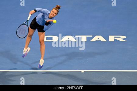 Doha, Katar. 16. Februar 2023. Maria Sakkari aus Griechenland spielt beim Viertelfinale der Singles gegen Caroline Garcia aus Frankreich bei der WTA500 Qatar Open 2023 in Doha, Katar, am 16. Februar 2023. Kredit: Nikku/Xinhua/Alamy Live News Stockfoto