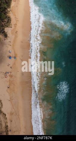 Top Aussicht auf wunderschönen Strand. Drohnenaufnahme mit türkisfarbenem Meerwasser am Strand - Platz für Text. Hawaiianischer Strand am Meer mit türkisfarbenem Wasser und B. Stockfoto
