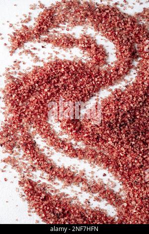 Salz mit hausgemachtem Weingeschmack. Würzmittel zum Aromatisieren und Würzen von Speisen. Konsistenz des mit Wein vermischten Meersalzes Stockfoto