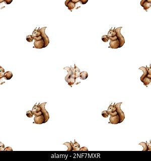 Süßes, nahtloses Muster mit Eichhörnchen in Aquarellfarben und Haselnuss. Süßes Kindermuster. Perfekt für Hintergrundpapier oder Textilien. Stockfoto