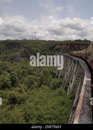 Eisenbahn auf dem Goteik Viadukt, Myanmar Stockfoto