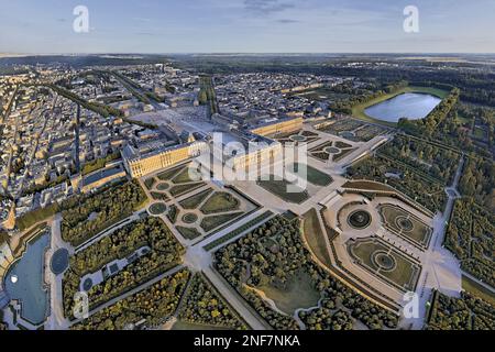 Frankreich. Yvelines (78) Versailles. Chateau de Versailles. Überblick über das Schloss und die Stadt Versailles vom Nordwesten. Im Grand Parc de V Stockfoto