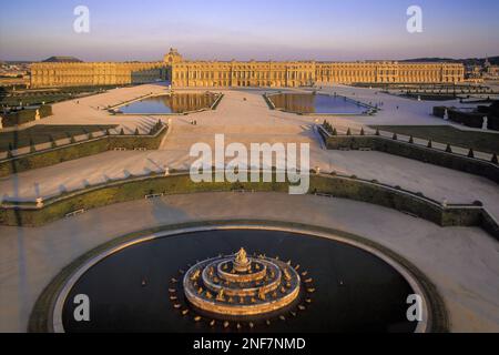 Frankreich - Ile de France - Yvelines (78) - Versailles: Chateau de Versailles: Allgemeiner Blick auf die Westfassade des Schlosses von Versailles und dessen Französisch Stockfoto