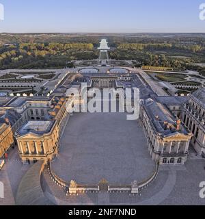Frankreich. Yvelines (78) Schloss Versailles. Luftaufnahme der östlichen Fassade mit Eingang zum Schloss und zum Königstor im Vordergrund, Stockfoto