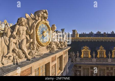 Frankreich - Ile de France - Yvelines (78) - Versailles: Chateau de Versailles: Die italienische Fassade des Chateau. Im Vordergrund, im Spiegelsaal, Stockfoto