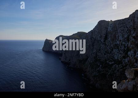 Ein Luftblick auf das Meer, umgeben von Klippen Stockfoto