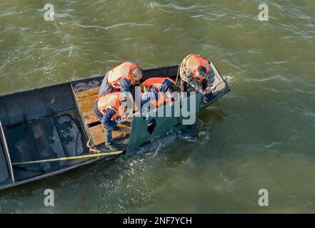 (230217) -- JIUJIANG, 17. Februar 2023 (Xinhua) -- Mitarbeiter entließen am 15. Februar 2023 in Nanbeigang einen unendlichen Schweinswal in die neue Heimat des Poyang-Sees im Bezirk Hukou, Provinz Jiangxi im Osten Chinas. Das Ministerium für Landwirtschaft und ländliche Angelegenheiten der Provinz Jiangxi und das Institut für Hydrobiologie der Chinesischen Akademie der Wissenschaften führten eine Umsiedlungsmission für finless Schweinswale Yangtze durch und überführten erfolgreich zwei weibliche finless Schweinswale Yangtze in das Gebiet Nanbeigang am Poyang-See, um die berühmte Art besser zu schützen In Chinas längstem Fluss Jangtse. Wegen der Dürre Stockfoto