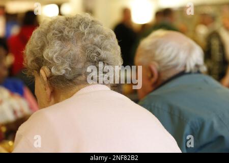 Aktenfoto vom 23. Oktober 02/2014 von älteren Menschen auf einer Wohltätigkeits-Teeparty in London. Ein weiterer „chaotischer“ Winter im NHS könnte teilweise durch erneute Bemühungen vermieden werden, ältere Menschen mit gesundheitlichen Problemen dabei zu unterstützen, gut zu Hause zu bleiben, sagte Age UK. Ausgabedatum: Freitag, 17. Februar 2023. Stockfoto