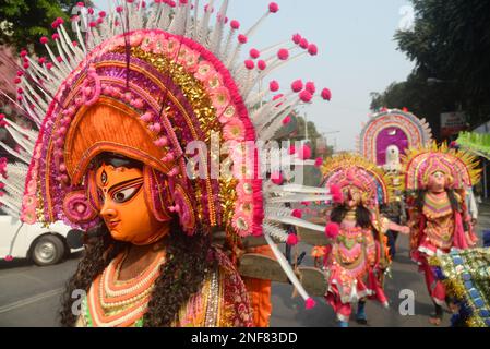 Kalkutta, Indien. 16. Februar 2023. Traditionelle Chau Künstler nehmen an einer Prozession anlässlich der Maha Shiv Ratri Feier in Kalkutta Teil. Es ist ein beliebtes hinduistisches Festival, das jedes Jahr zu Ehren des gottes Shiva gefeiert wird. Sie wird am 13. Tag des Phalguna-Monats des Hindu-Kalenders gefeiert. (Kreditbild: © Saikat Paul/Eyepix via ZUMA Press Wire) NUR REDAKTIONELLE VERWENDUNG! Nicht für den kommerziellen GEBRAUCH! Stockfoto