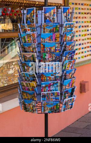 Postkarten zum Verkauf im Laden in Burano, Venedig, Italien im Februar Stockfoto