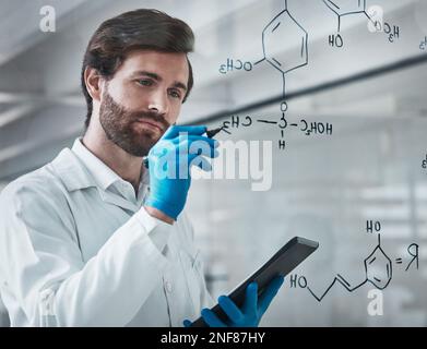 Schreiben, Wissenschaft und Chemie mit Mensch und Tablette im Labor für Medizin, Pharmazie und Gesundheitswesen. Forschung, Analyse und Planung mit Experten Stockfoto