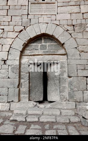 Steintür im Qasr al Azraq, lateinisch Basianis, Basienis, oder Amatha, Blaue Festung, Ein historisches römisches und byzantinisches Militärlager am vo Stockfoto