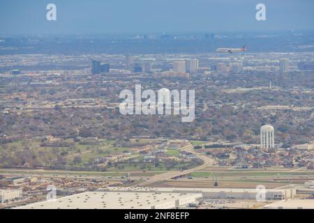 Texas, 14. DEZEMBER 2022 - Luftaufnahme eines Flugzeugs einer amerikanischen Fluggesellschaft, das über Dallas City fliegt Stockfoto