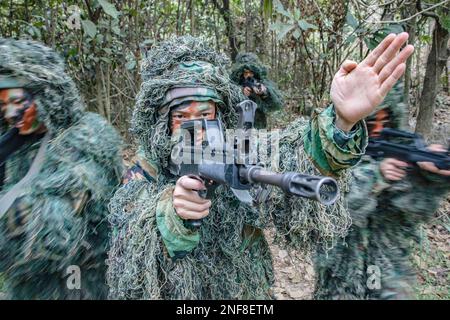 HECHI, CHINA - 17. FEBRUAR 2023 - Mitglieder des Aufklärungsteams für die Sonderkriegsführung führen ein Aufklärungstraining in der Stadt Hechi in der Provinz Guangxi durch Stockfoto