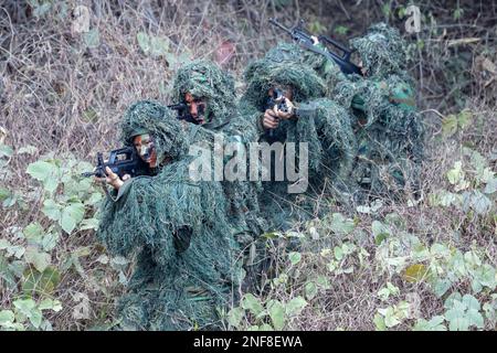 HECHI, CHINA - 17. FEBRUAR 2023 - Mitglieder des Aufklärungsteams für die Sonderkriegsführung führen ein Aufklärungstraining in der Stadt Hechi in der Provinz Guangxi durch Stockfoto