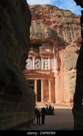 Khazne al-Firaun, Schatzhaus des Pharao, ein von den Nabatäern aus dem Fels geschlagenes Mausoleum in der antiken Stadt Petra, UNESCO Weltkulturerbe, Stockfoto