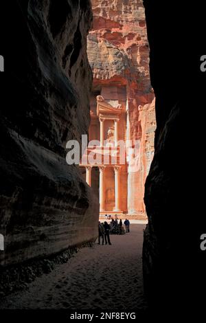 Khazne al-Firaun, Schatzhaus des Pharao, ein von den Nabatäern aus dem Fels geschlagenes Mausoleum in der antiken Stadt Petra, UNESCO Weltkulturerbe, Stockfoto