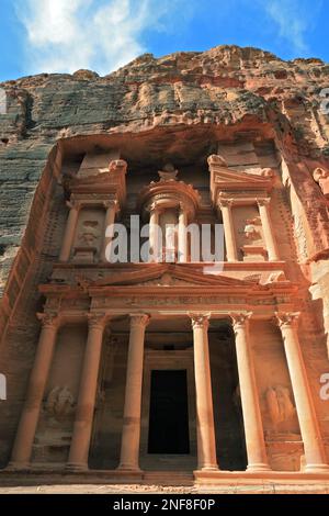 Khazne al-Firaun, Schatzhaus des Pharao, ein von den Nabatäern aus dem Fels geschlagenes Mausoleum in der antiken Stadt Petra, UNESCO Weltkulturerbe, Stockfoto