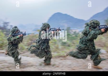 HECHI, CHINA - 17. FEBRUAR 2023 - Mitglieder des Aufklärungsteams für die Sonderkriegsführung führen ein Aufklärungstraining in der Stadt Hechi in der Provinz Guangxi durch Stockfoto