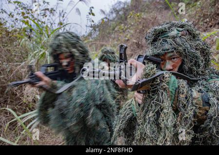 HECHI, CHINA - 17. FEBRUAR 2023 - Mitglieder des Aufklärungsteams für die Sonderkriegsführung führen ein Aufklärungstraining in der Stadt Hechi in der Provinz Guangxi durch Stockfoto