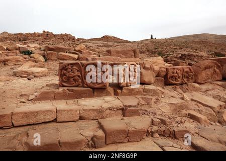 Ruinen am Nymphäum, verlassene Felsenstadt Petra, al-Batra, Hauptstadt des Reiches der Nabatäer, Jordanien, UNESCO-Weltkulturerbe / Ruinen im Nym Stockfoto