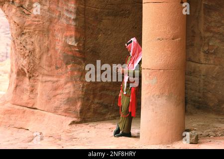 Wächter, verlassene Felsenstadt Petra, al-Batra, Hauptstadt des Reiches der Nabatäer, Jordanien, UNESCO-Weltkulturerbe/Garde, verlassene Felsstadt Stockfoto