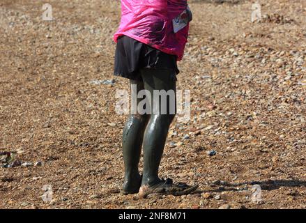 Touristen nutzen Heilschlamm, Totes Meer, Jordanien / Touristen benutzen medizinischen Schlamm, totes Meer, Jordanien Stockfoto