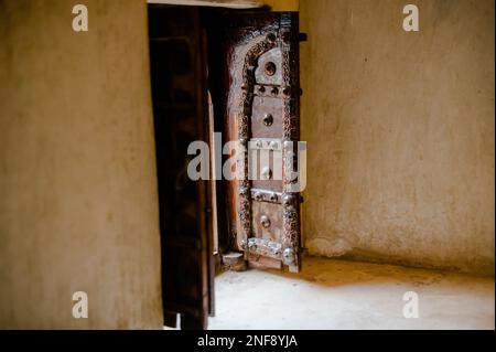 Eine offene alte Holzdoppeltür im Hotel Radhika Haveli Mandawa in Rajasthan, Indien Stockfoto