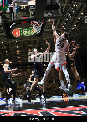 PalaAlpitour, Turin, Italien, 16. Februar 2023, Eine Aktion des Spiels mit Bertram Yachts Tortona im Angriffsspiel während der letzten acht Viertelfinals – De Stockfoto