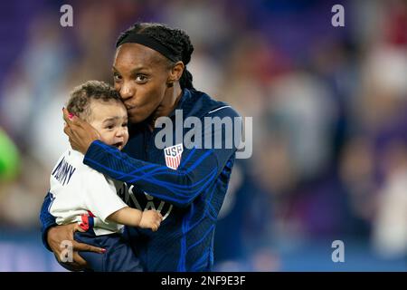 Orlando, Usa. 16. Februar 2023. Orlando, USA, Februar 16. 2023: Crystal Dunn (19 USA) küsst ihren Sohn nach dem She Believe Cup-Spiel zwischen den USA und Kanada im Exploria Stadium in Orlando, FL (Andrea Vilchez/SPP). Kredit: SPP Sport Press Photo. Alamy Live News Stockfoto