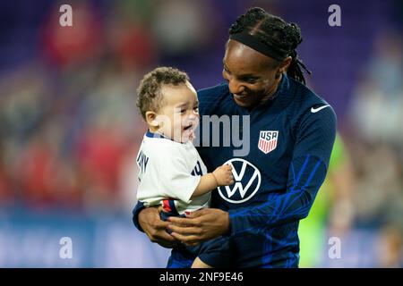 Orlando, Usa. 16. Februar 2023. Orlando, USA, Februar 16. 2023: Crystal Dunn (19 USA) mit ihrem Sohn nach dem She Believe Cup-Spiel zwischen den USA und Kanada im Exploria Stadium in Orlando, FL (Andrea Vilchez/SPP). Kredit: SPP Sport Press Photo. Alamy Live News Stockfoto