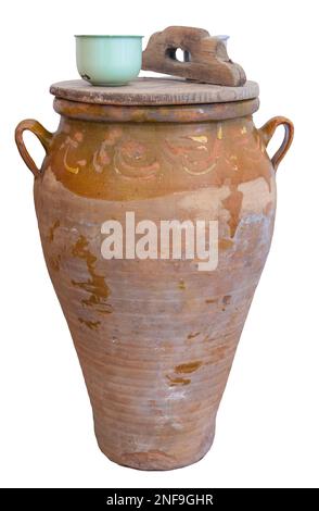 Großer Becher aus Steingut mit Deckel und Trinkwasserbecher. Altes Cottage Küchenkonzept Stockfoto