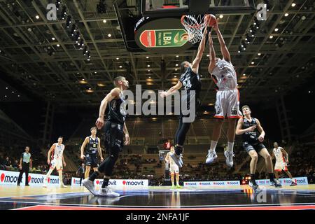 Turin, Italien. 16. Februar 2023. Tyler Cain (Bertram Yachts Tortona) erzielt im Finale der letzten acht Vierteljahre einen Punkt – Derthona Tortona vs Dolomiti Energia Trentino, italienischer Basketball Cup Männer in Turin, Italien, Februar 16 2023 Kredit: Unabhängige Fotoagentur/Alamy Live News Stockfoto